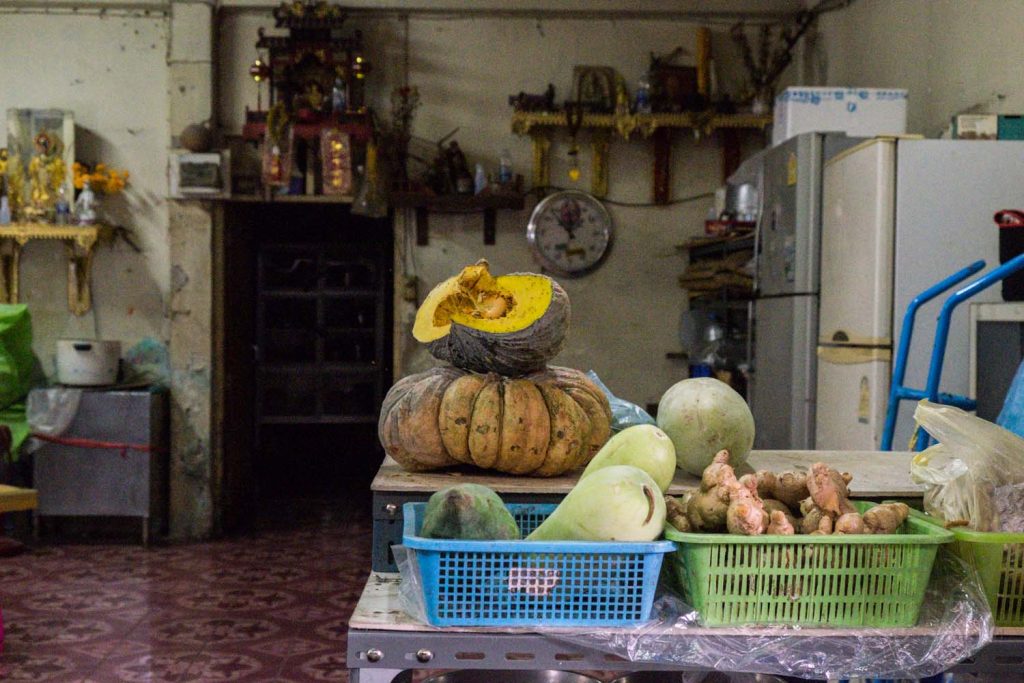 What to do in Chinatown, Bangkok - explore the old Talad Noi community, find great places to eat Chinese food & authentic guesthouses to stay.