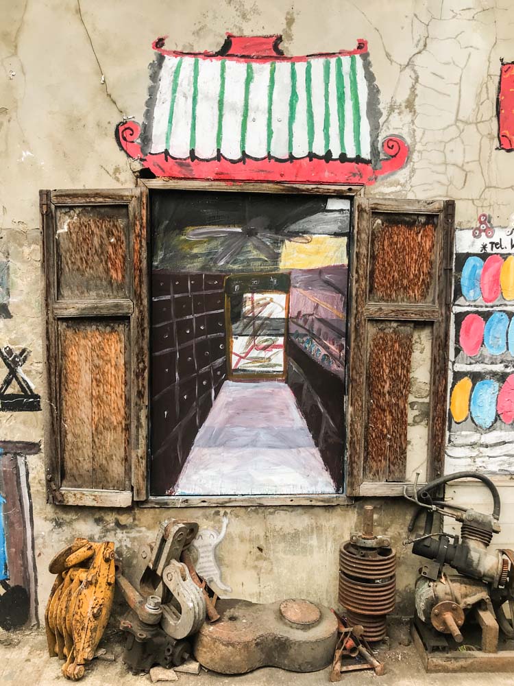 What to do in Chinatown, Bangkok - explore the old Talad Noi community, find great places to eat Chinese food & authentic guesthouses to stay.